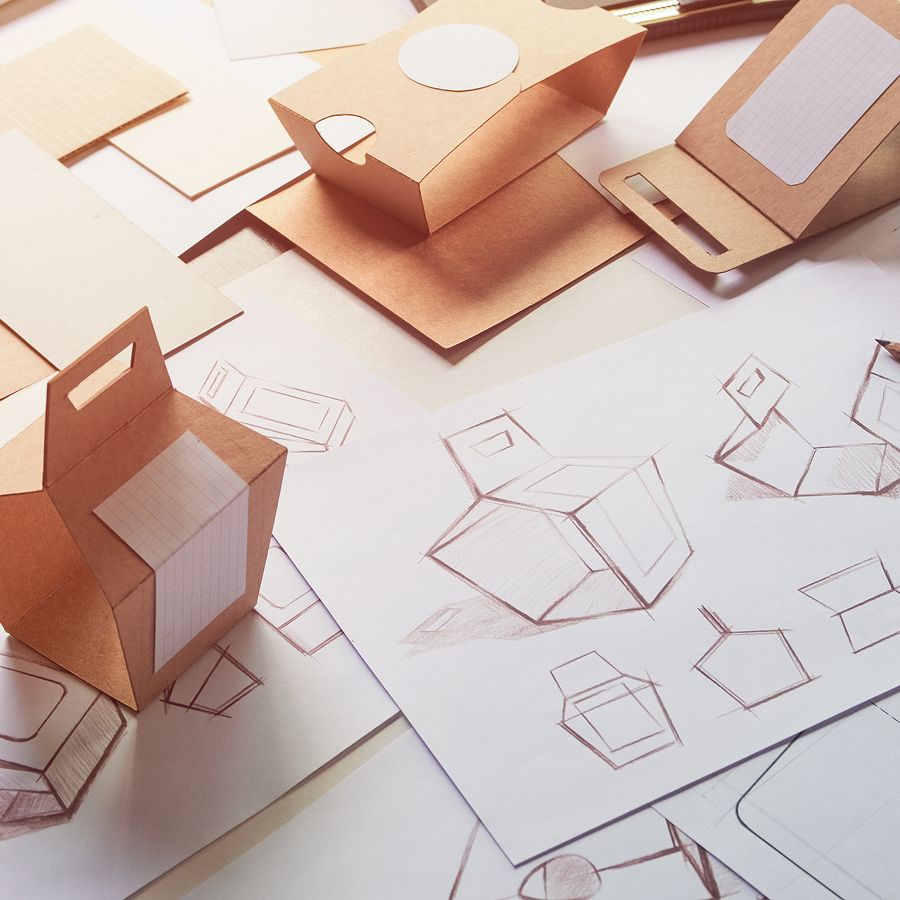 Skizzen von Verpackungen und Prototypen davon