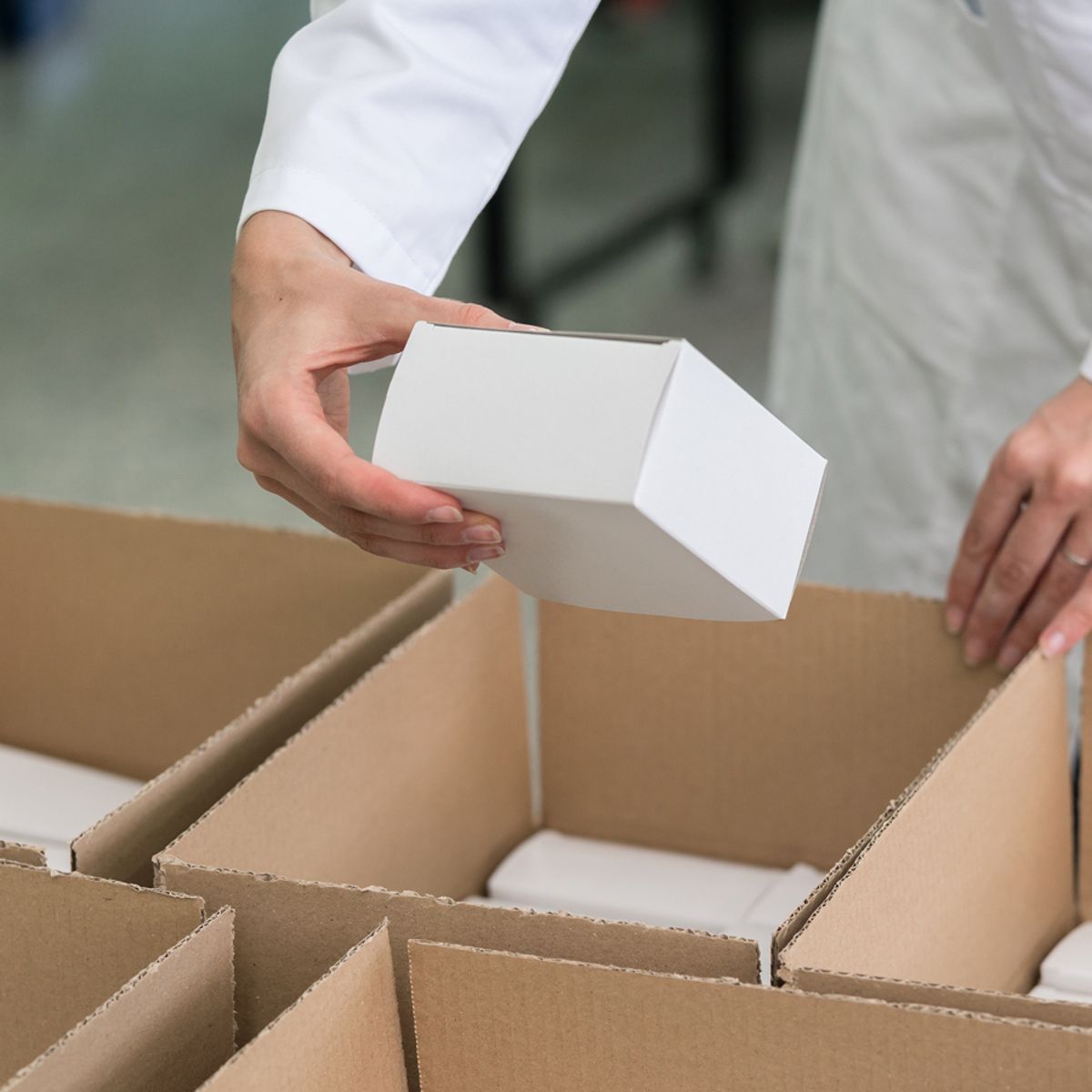 Verpackungen werden in Kartons gepackt
